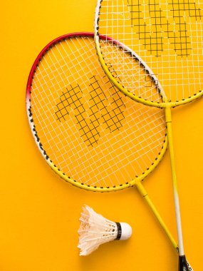 Badminton raketi ve beyaz tüylü Shuttlecock yeşil arkaplan stoğu görüntüsü izole. 