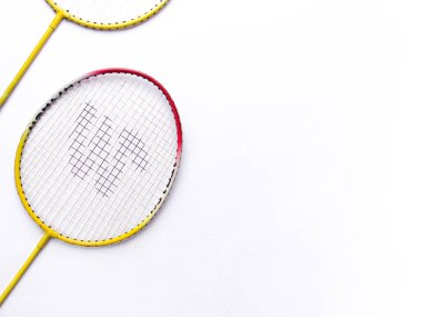 Badminton raketi ve beyaz tüylü Shuttlecock yeşil arkaplan stoğu görüntüsü izole. 