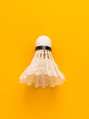 Badminton raketi ve beyaz tüylü Shuttlecock yeşil arkaplan stoğu görüntüsü izole. 