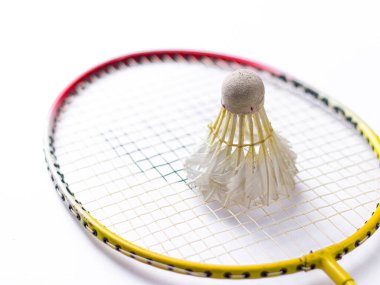 Badminton raketi ve beyaz tüylü Shuttlecock yeşil arkaplan stoğu görüntüsü izole. 