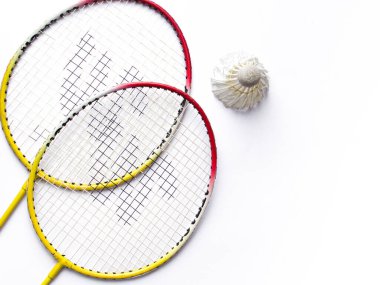 Badminton raketi ve beyaz tüylü Shuttlecock yeşil arkaplan stoğu görüntüsü izole. 