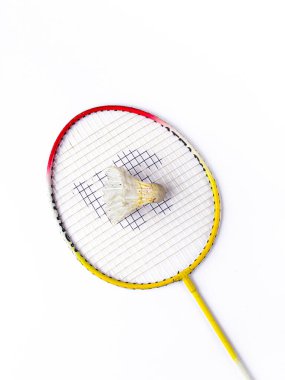 Badminton raketi ve beyaz tüylü Shuttlecock yeşil arkaplan stoğu görüntüsü izole. 