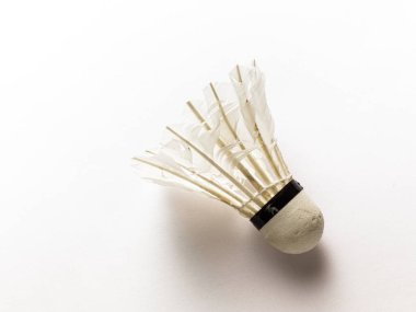Badminton raketi ve beyaz tüylü Shuttlecock yeşil arkaplan stoğu görüntüsü izole. 