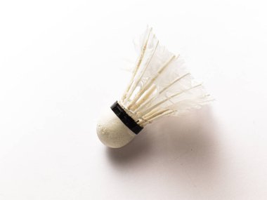 Badminton raketi ve beyaz tüylü Shuttlecock yeşil arkaplan stoğu görüntüsü izole. 