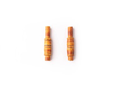 Kırmızı kriket topu ve çanlar beyaz arkaplan ile izole edilmiş stok görüntüsü.