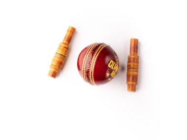 Kırmızı kriket topu ve çanlar beyaz arkaplan ile izole edilmiş stok görüntüsü.