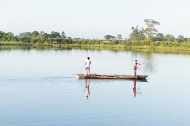 Assam, Hindistan - 12 Ağustos 2020 Altın Saati 'nde güzel manzaralı bir kayıkçı.