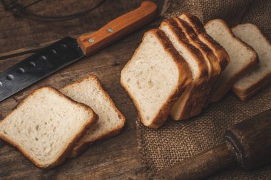 Tahta zemin ile dilimlenmiş ekmek deposu resmi.