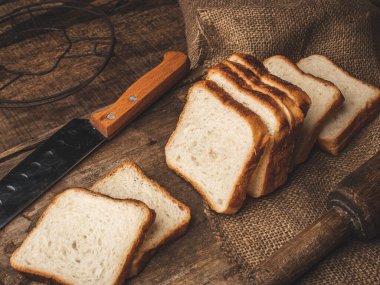 Tahta zemin ile dilimlenmiş ekmek deposu resmi.