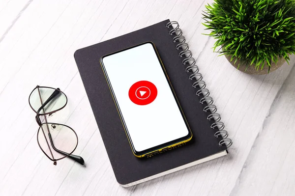 Assam, Hindistan - 29 Ekim 2020: Telefon ekranında müzik logosu.