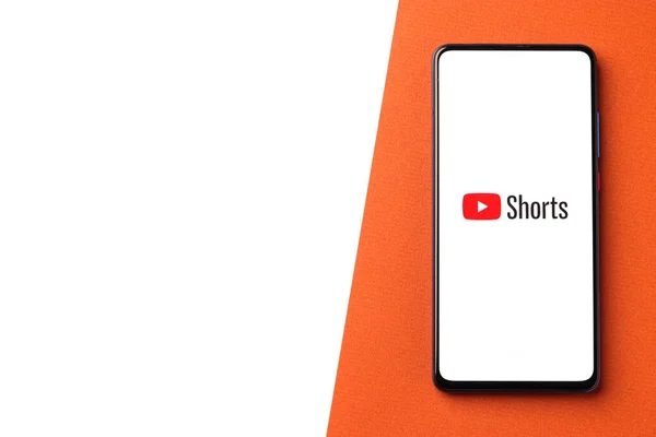 Assam, Hindistan - 20 Aralık 2020: Telefon ekranı görüntüsünde YouTube Shorts logosu.