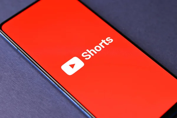 Assam, Hindistan - 20 Aralık 2020: Telefon ekranı görüntüsünde YouTube Shorts logosu.