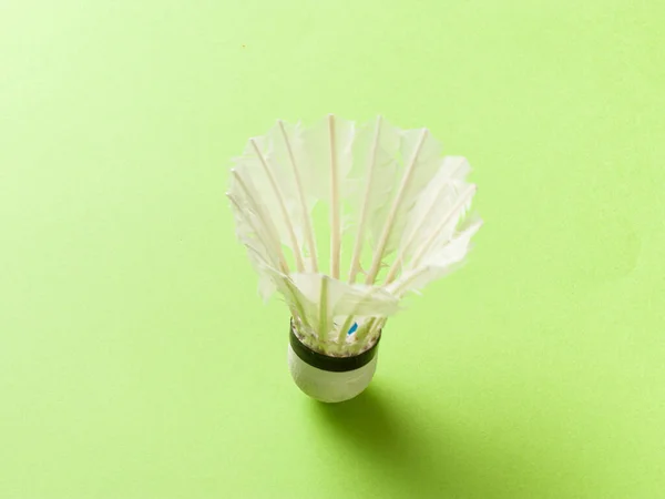 Rakieta Badminton Biały Pióro Wahadłowiec Kolor Zielony Tło Zapasy Izolowane — Zdjęcie stockowe