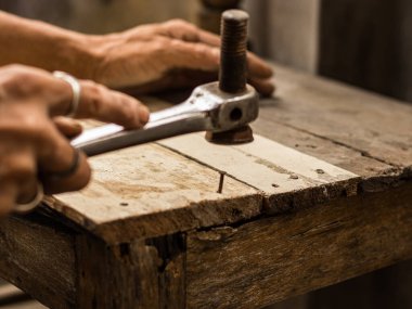 Marangoz tahta yüzey stok görüntülerini çiviliyor..