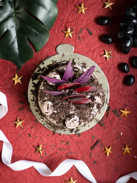 Schwarzwälder Kirschtorte Dunkle Schokolade Auf Rotem Hintergrund — Stockfoto