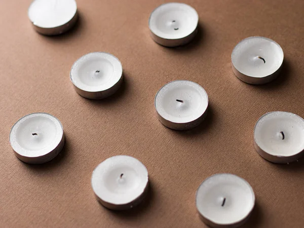 Weiße Kerzen Isolierte Bilder Mit Dunkelbraunem Hintergrund — Stockfoto