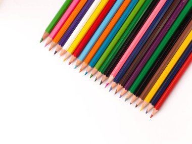 Arkaplan olarak kullanılacak renkli kalemler izole edilmiş şablonlar.