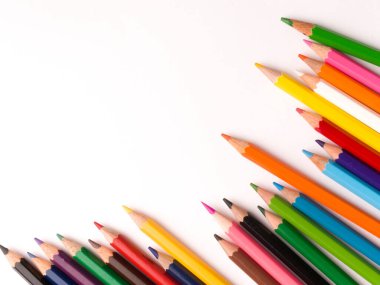 Arkaplan olarak kullanılacak renkli kalemler izole edilmiş şablonlar.