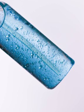 Coronavirüs / COVID-19 'dan kurtulmak için el dezenfektanı, bakterileri elden çıkarmak için antibakteriyel jel..