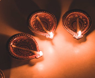 Rangoli stok görüntülü kil Diya veya lamba.