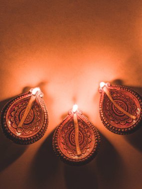 Rangoli stok görüntülü kil Diya veya lamba.