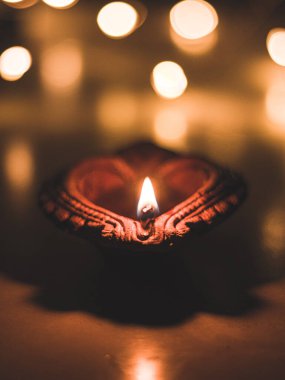 Rangoli stok görüntülü kil Diya veya lamba.
