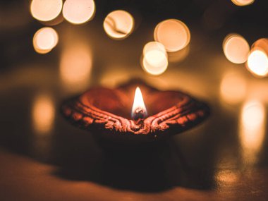 Rangoli stok görüntülü kil Diya veya lamba.