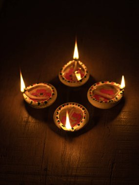 Rangoli stok görüntülü kil Diya veya lamba.
