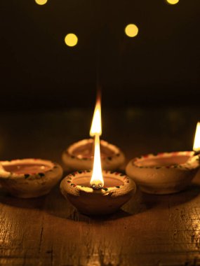 Rangoli stok görüntülü kil Diya veya lamba.