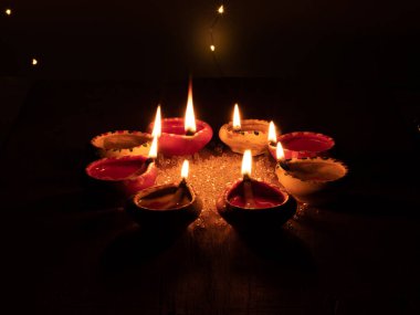 Rangoli stok görüntülü kil Diya veya lamba.