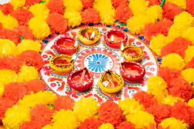 Rangoli stok görüntülü kil Diya veya lamba.