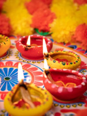 Rangoli stok görüntülü kil Diya veya lamba.