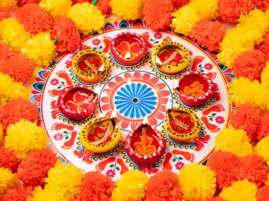 Rangoli stok görüntülü kil Diya veya lamba.
