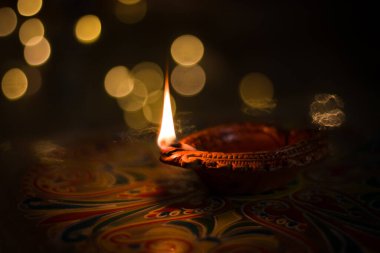 Rangoli stok görüntülü kil Diya veya lamba.