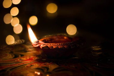 Rangoli stok görüntülü kil Diya veya lamba.