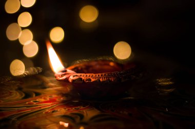 Rangoli stok görüntülü kil Diya veya lamba.