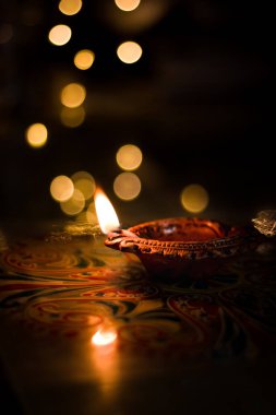 Rangoli stok görüntülü kil Diya veya lamba.