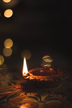 Rangoli stok görüntülü kil Diya veya lamba.