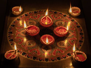 Rangoli stok görüntülü kil Diya veya lamba.