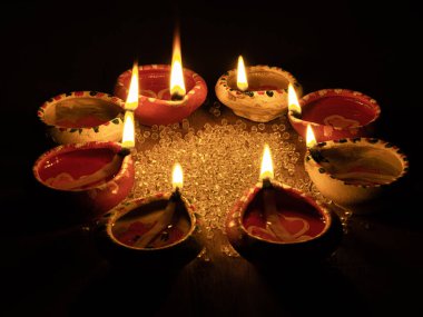 Rangoli stok görüntülü kil Diya veya lamba.