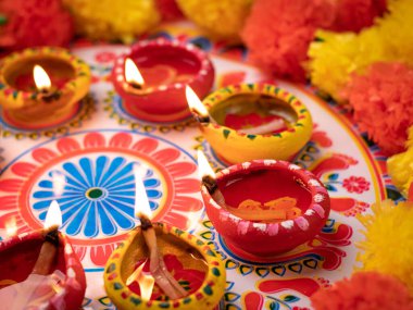 Rangoli stok görüntülü kil Diya veya lamba.