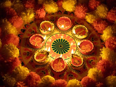 Rangoli stok görüntülü kil Diya veya lamba.