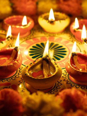 Rangoli stok görüntülü kil Diya veya lamba.