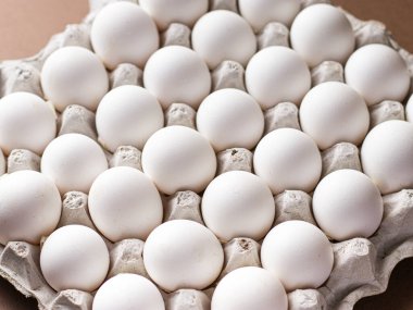 Beyaz çiğ yumurta stok fotoğrafları, Paskalya günü fotoğrafları, çiğ çiğ yumurta.. 