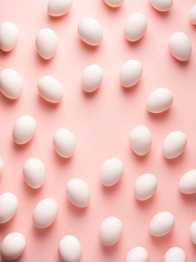 Beyaz çiğ yumurta stok fotoğrafları, Paskalya günü fotoğrafları, çiğ çiğ yumurta.. 