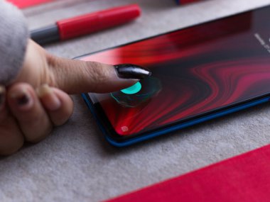 Dibrugarh Assam Hindistan 'da çekilen yeni telefon görüntülerinin parmak izi sensörü - 26 Şubat 2020.