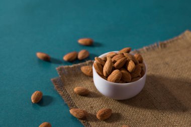 Taze kuru badem izole edilmiş stok görüntüsü.