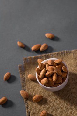 Taze kuru badem izole edilmiş stok görüntüsü.