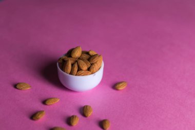 Taze kuru badem izole edilmiş stok görüntüsü.