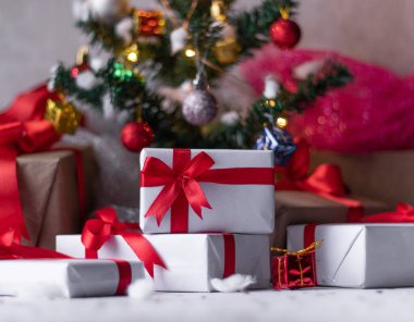 Noel festivalini kutlamak için Noel hediyeleri. 